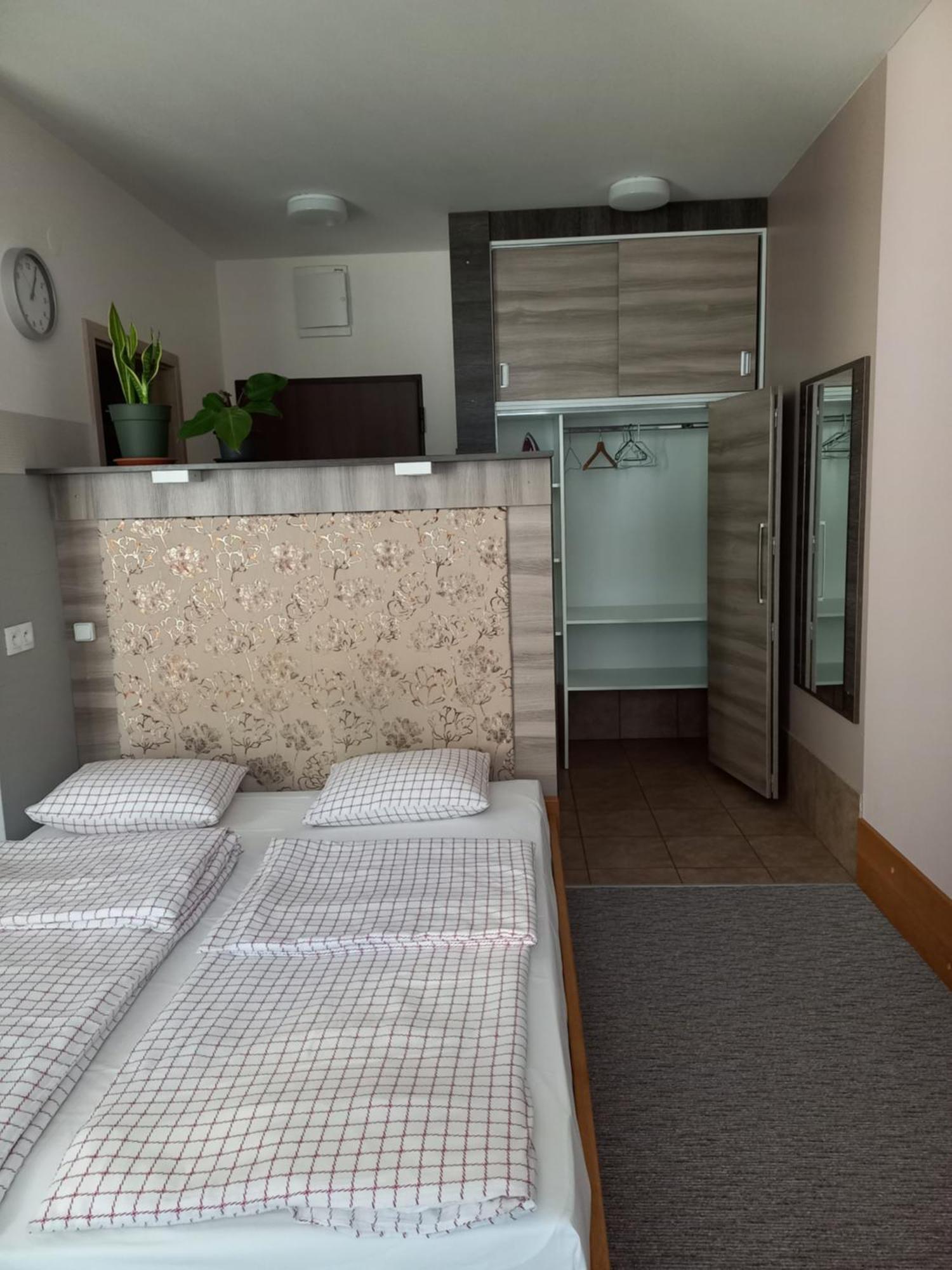 Pokoje Goscinne Jaga Kielce Exterior foto